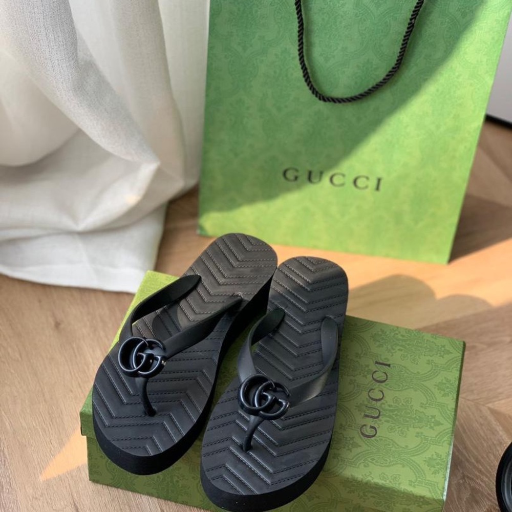 Gucci size 42 womans flip flops